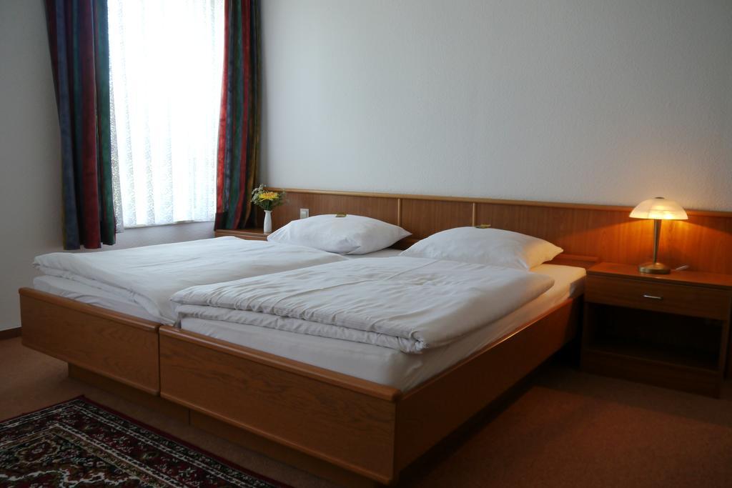 Erbenholz Hotel Laatzen Екстер'єр фото